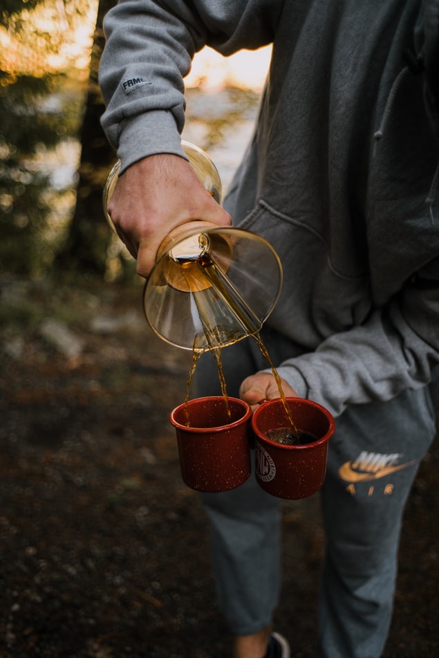Mała czarna w podróży – Parzenie dobrej kawy w nienajlepszych warunkach